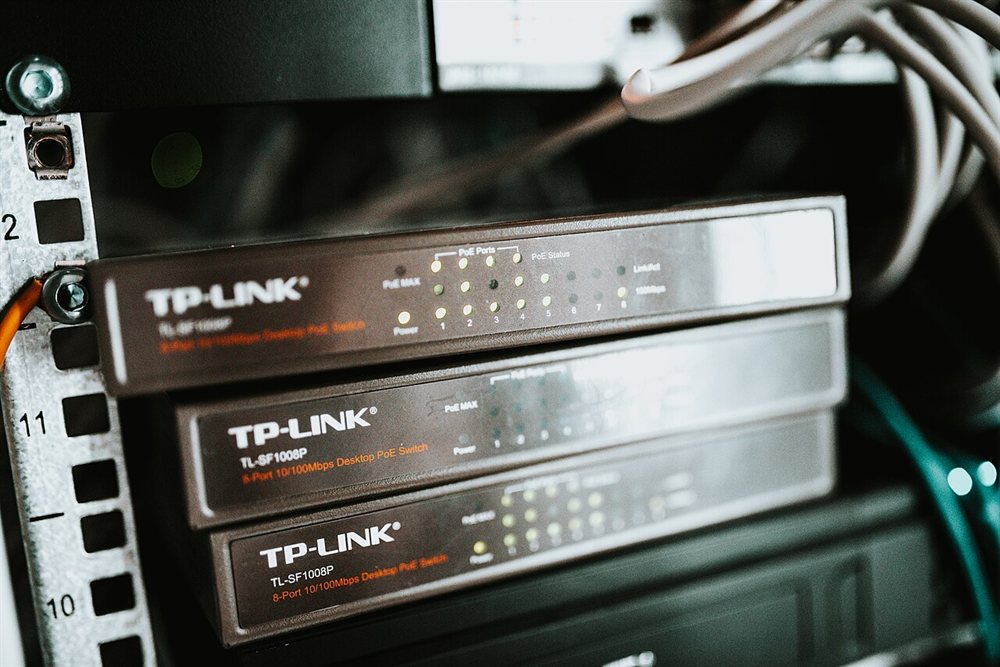 Rack-mounted network switch with status LEDs